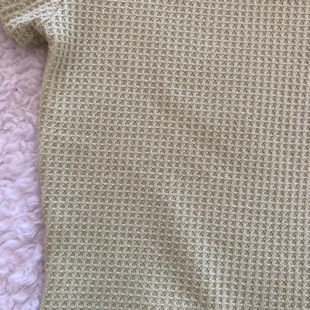 Forever 21 light green cropped top, short sleeve with mock turtleneck, sz med - Picture 4 of 5